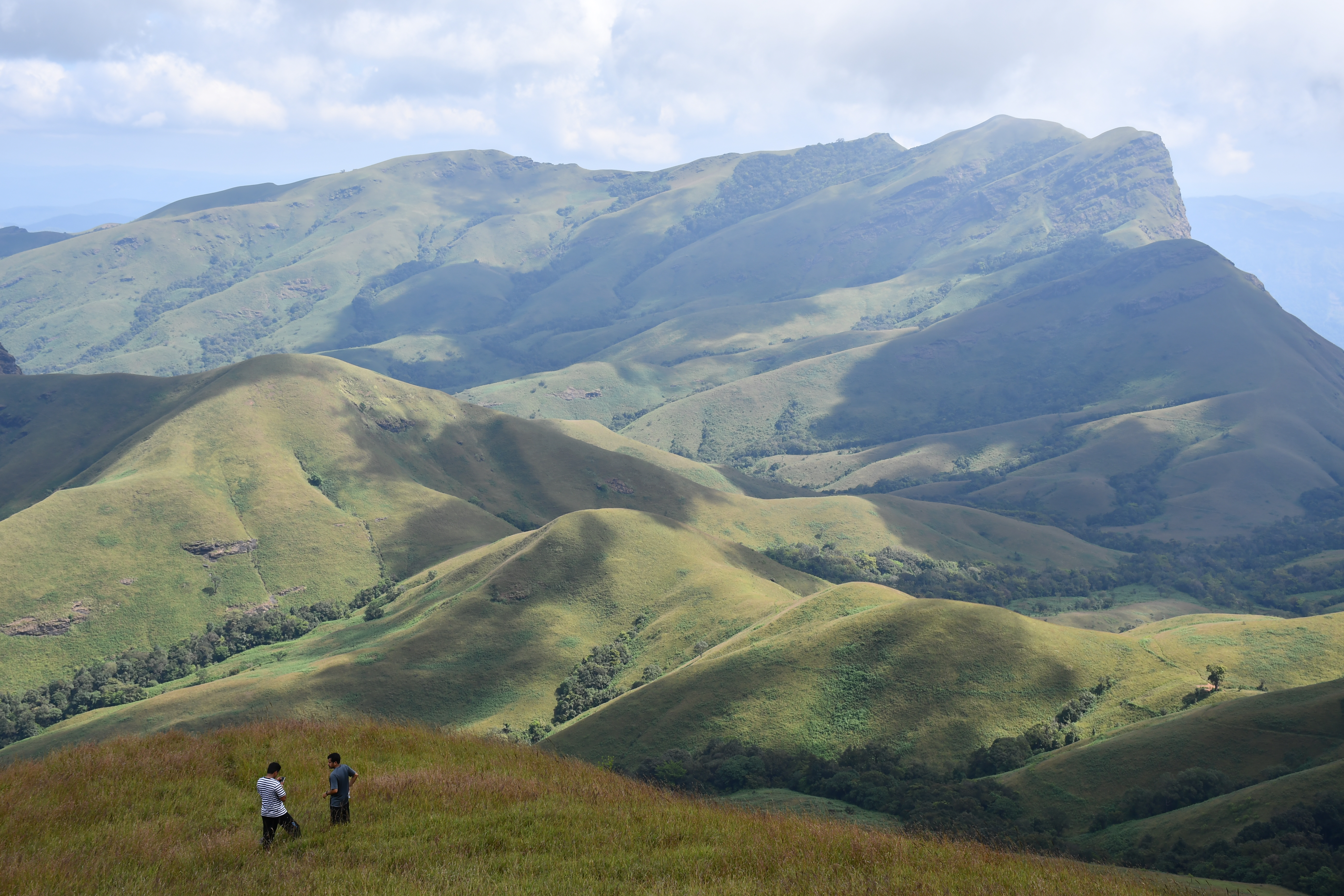 Scenic ridges and mountain views near Nooji Homestay